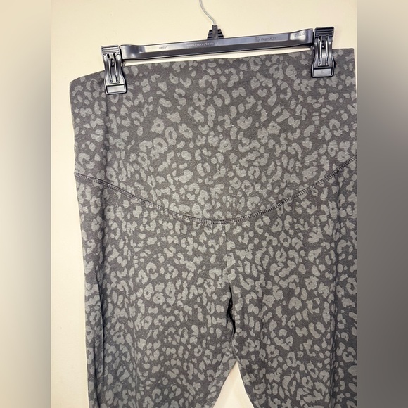 Old Navy | Maternity 4 Way Stretch Gray Printed Leggings | Size Medium - Picture 3 of 6